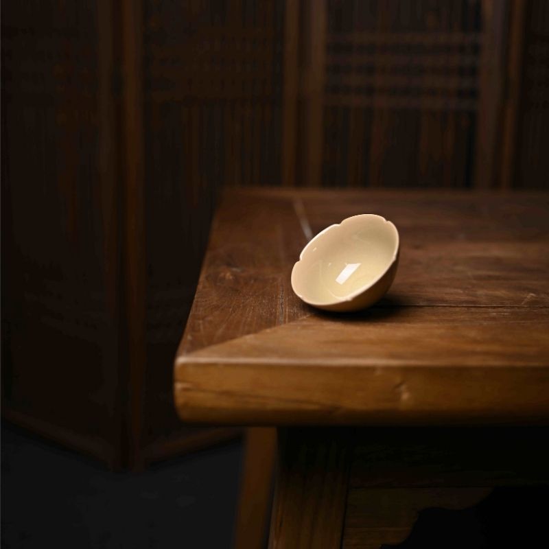 "Petal Bowl” Celadoner Beige Glaze Petal Bowl
